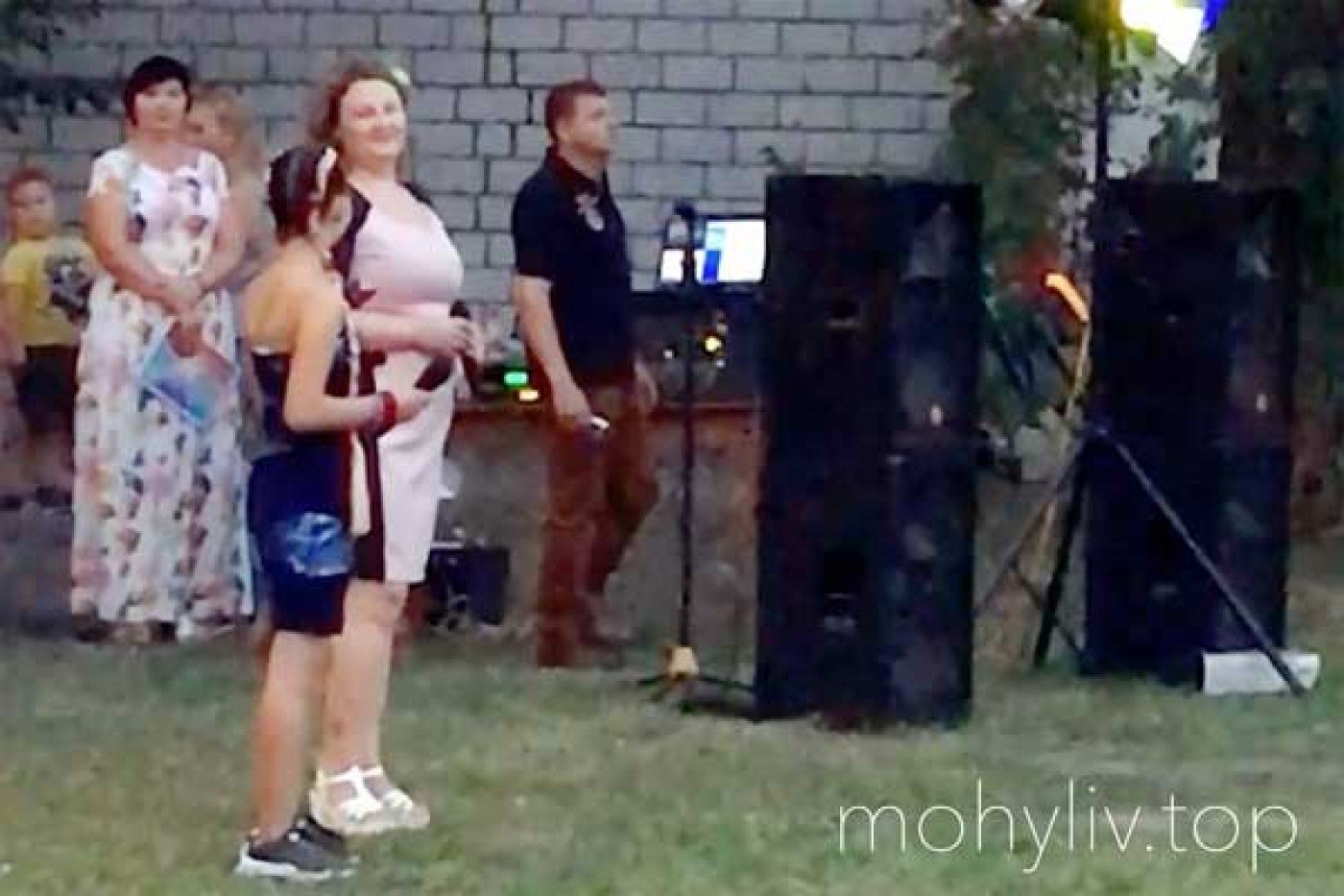 Singing duo. Video