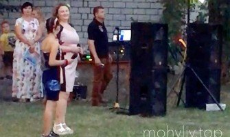 Singing duo. Video